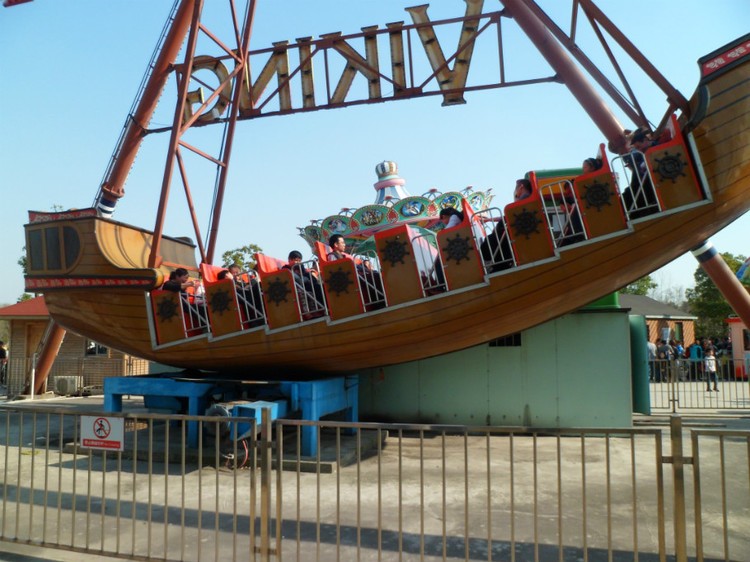 扬州游乐园海盗船